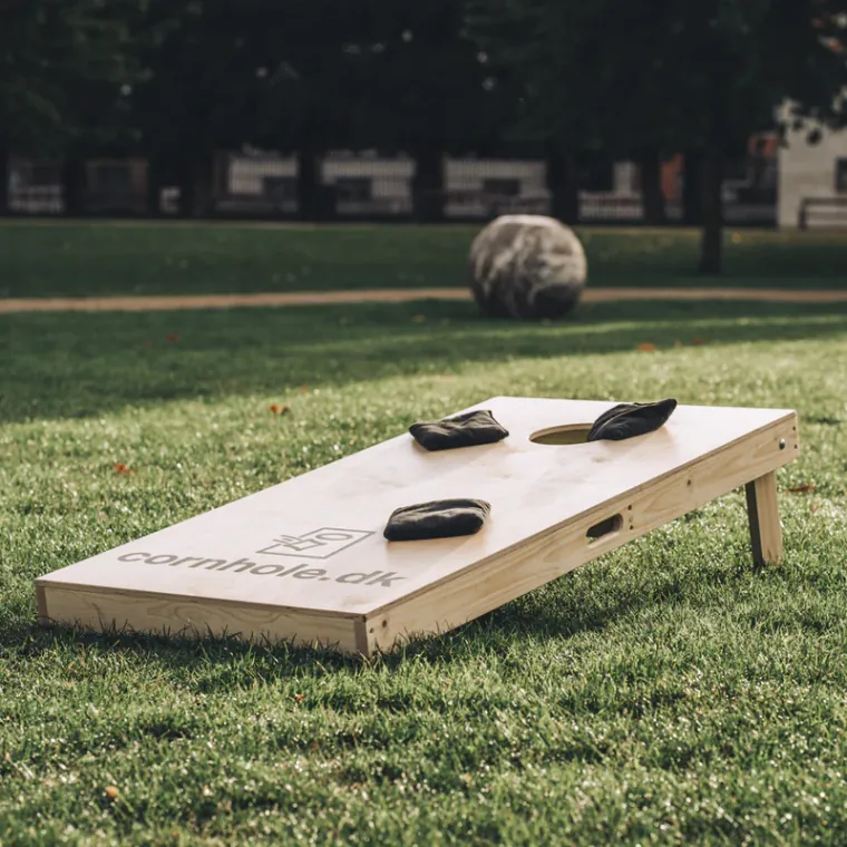 Cornhole bord met zakken klaar om te spelen