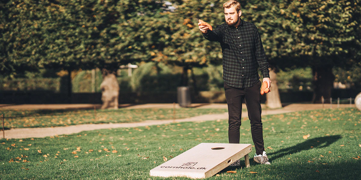 Buiten cornhole spel opzet tijdens een openbaar evenement